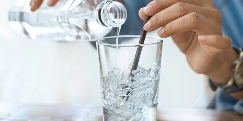 uống nước đóng chai