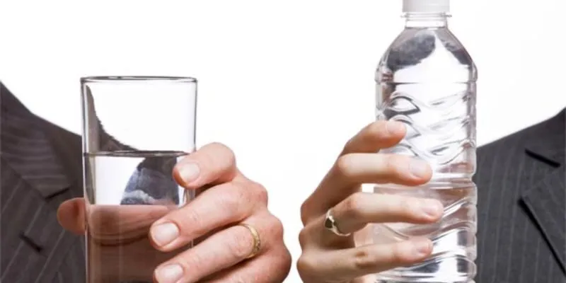 uống nước đóng chai